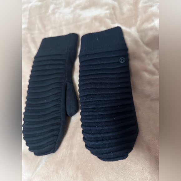 Lululemon Black Ribbed Mittens - Picture 1 of 2